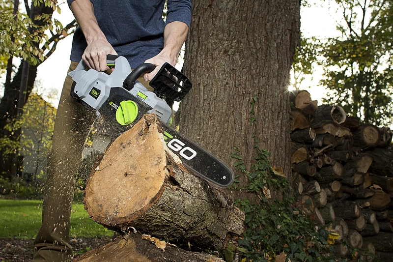 מדריך לניסור גזע עץ בצורה נכונה באמצעות מסור שרשרת